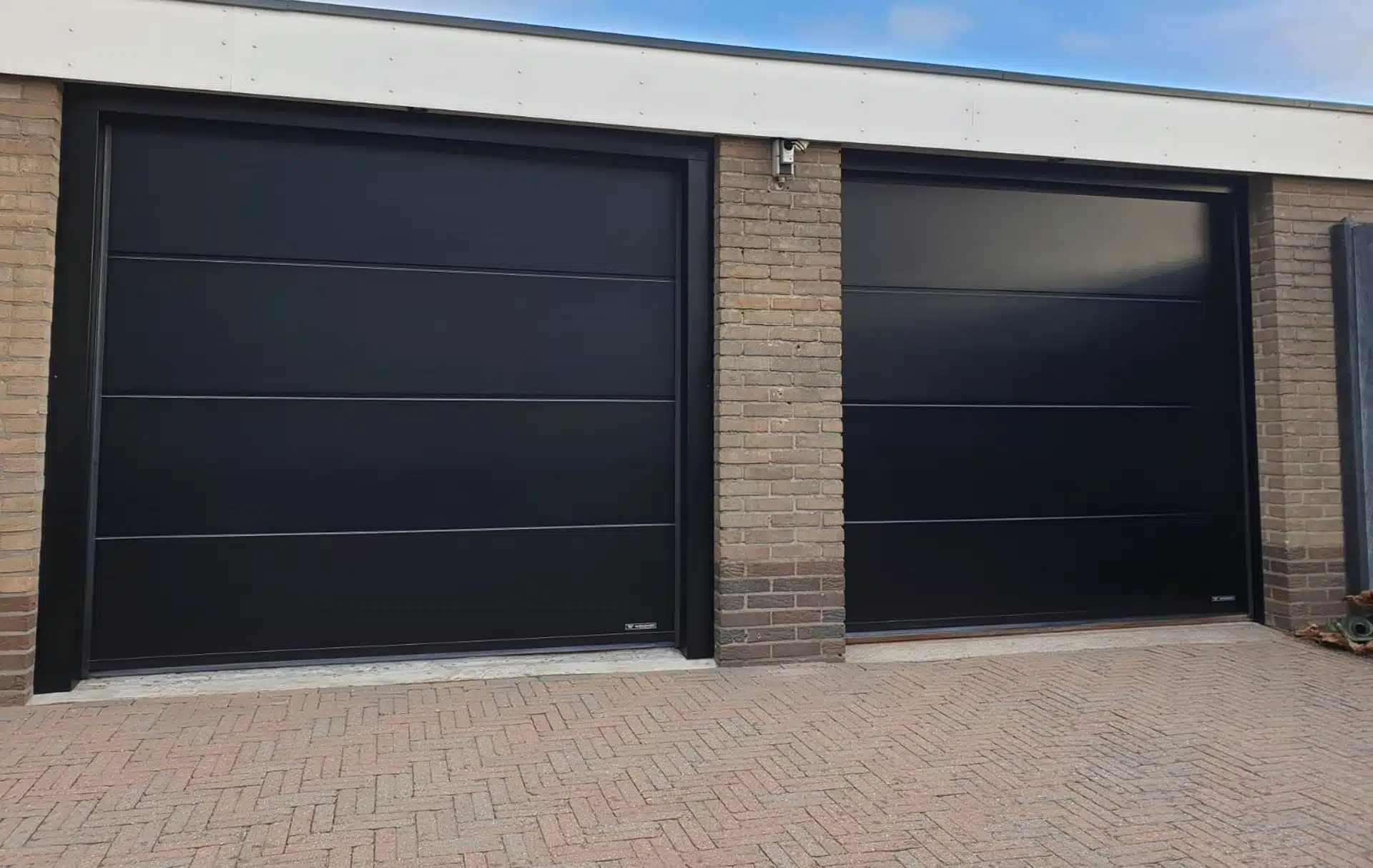 Garagedeur-sectionaaldeur-zwart-1-e1554997606983.jpg Garagedeur-sectionaaldeur-zwart-1-e1554997606983.jpg